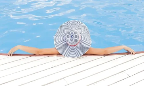 femeie piscina 600x400 jpeg