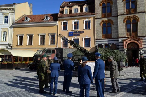 Militarii au descins în Piaţa Sfatului.