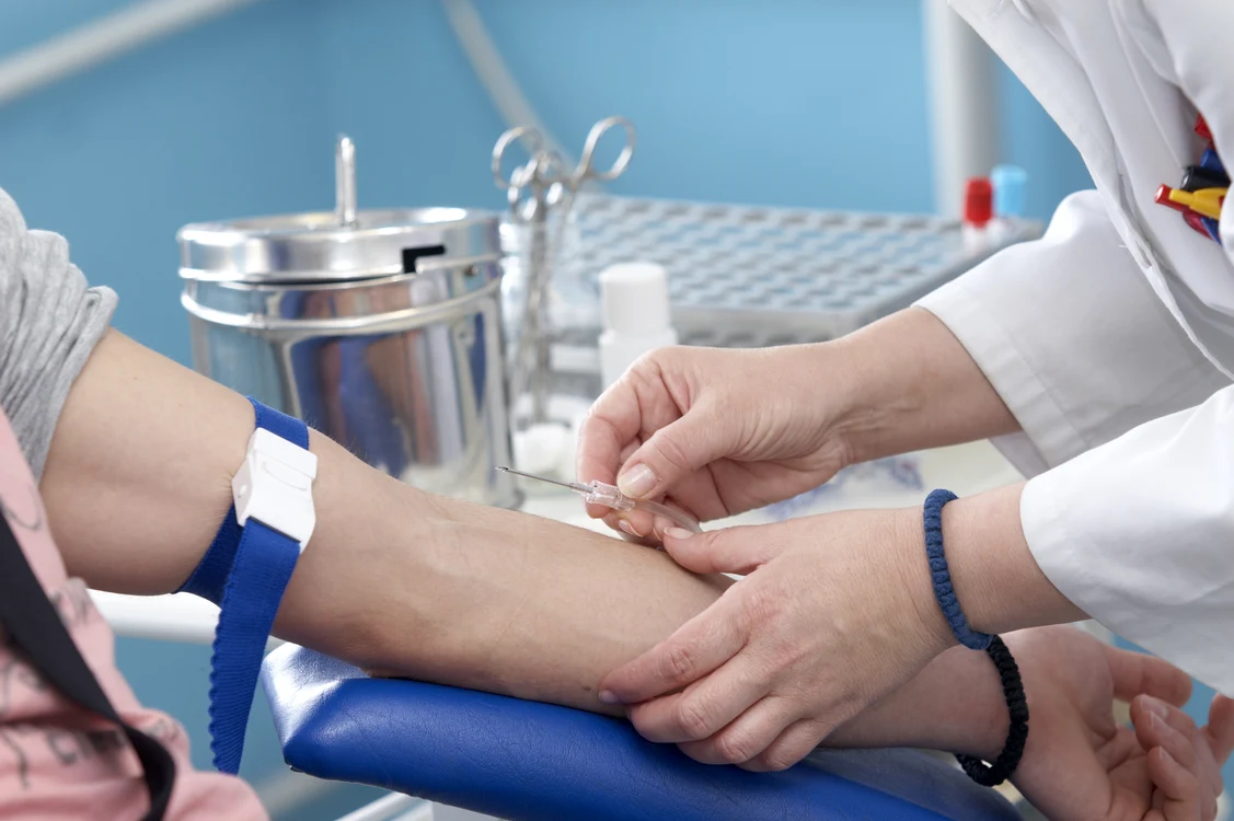 analize medicale recoltare sange injectie seringa spital doctor pacient shutterstock 22283923 jpeg