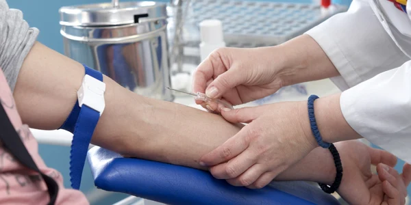 analize medicale recoltare sange injectie seringa spital doctor pacient shutterstock 22283923 jpeg