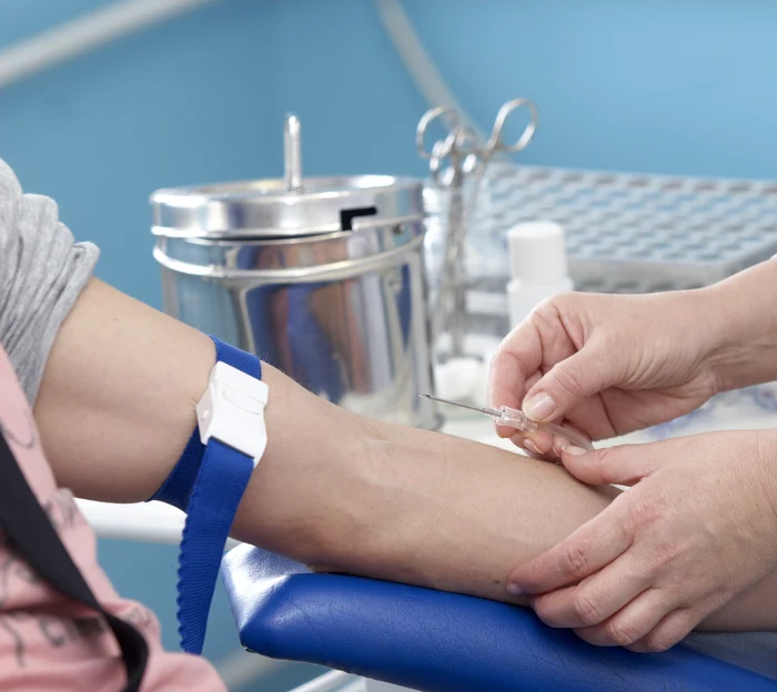 Scandal într-un spital din Craiova. Un tânăr a rupt procesul verbal în care se menționa că e drogat, a încercat să-l înghită, apoi a vrut să fugă