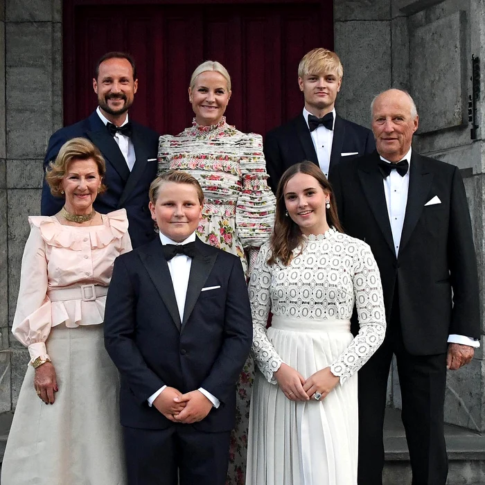 Prințul Haakon, Prințesa Mette Marit, Marius Borg, Regina Sonja, Prințul Sverre, Prințesa Ingrid și Regele Harald al Norvegiei   FOTO Sven Gj  Gjeruldsen, Casa Regală norvegiană jpg
