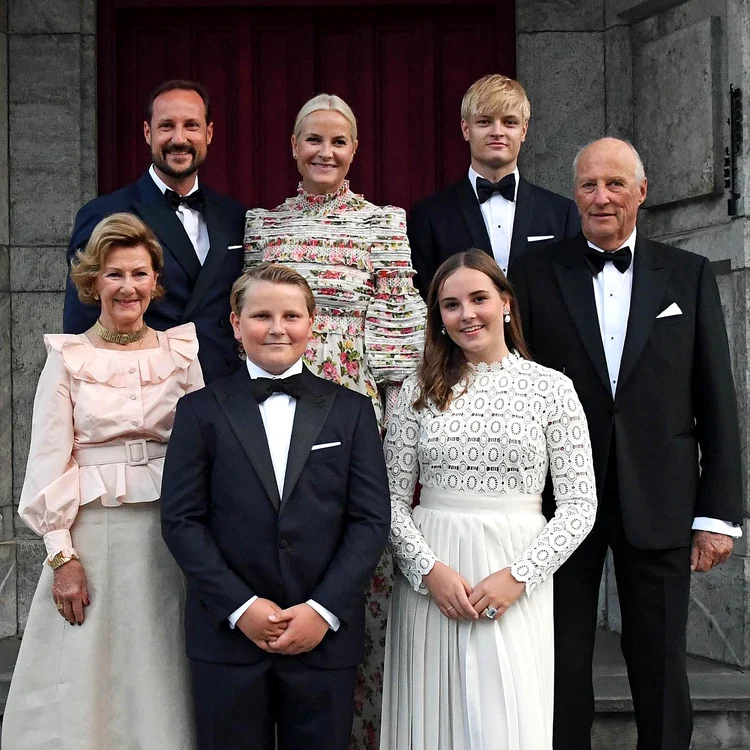 Prințul Haakon, Prințesa Mette Marit, Marius Borg, Regina Sonja, Prințul Sverre, Prințesa Ingrid și Regele Harald al Norvegiei   FOTO Sven Gj  Gjeruldsen, Casa Regală norvegiană jpg