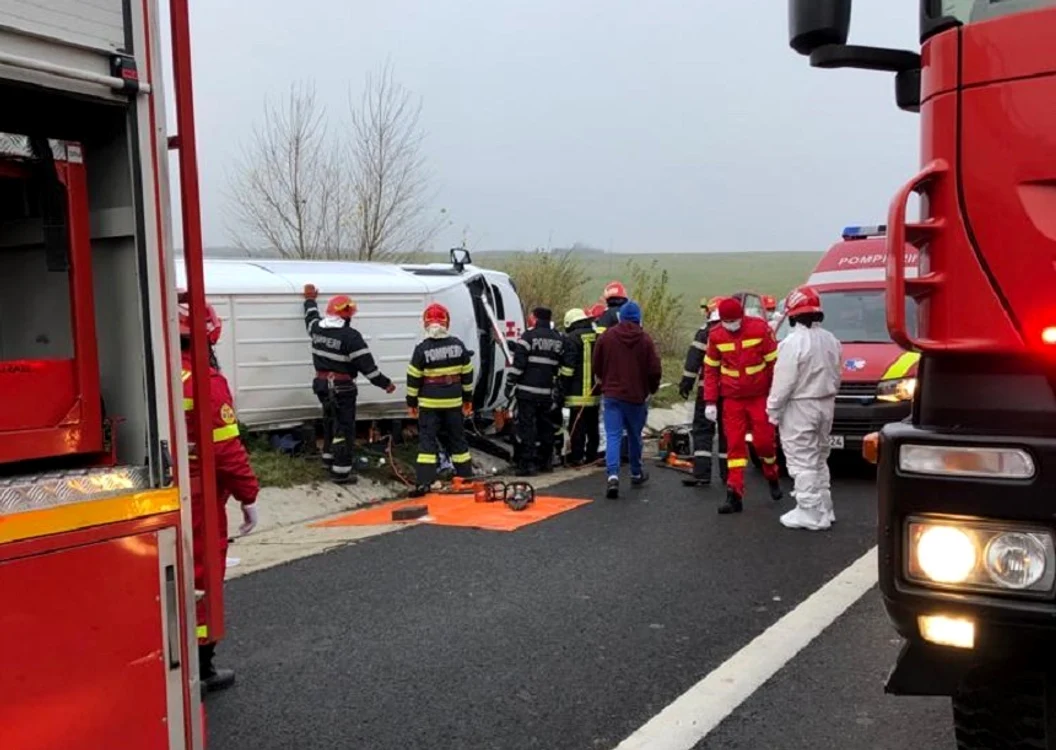 
    ISU Alba intervine, duminică, la un accident rutier care s-a produs pe Autostrada SibiuFoto: ISU Alba  