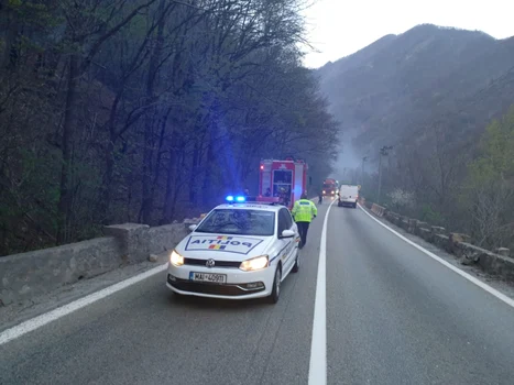 Traficul pe DN 7 - E 81 blocat pe un sens de mers se circula alternativ din cauza incendiului de pe unul din versanţii care străjuiesc Valea Oltului Foto Poliţia Română