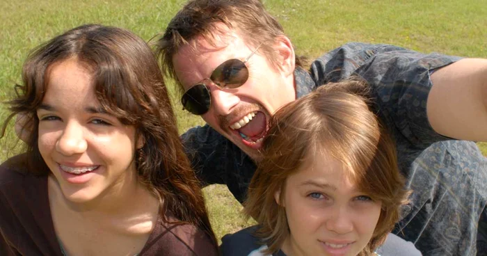 Tată, fiu şi fiică (Ethan Hawke, Ellar Coltrane şi Lorelei
Linklater)