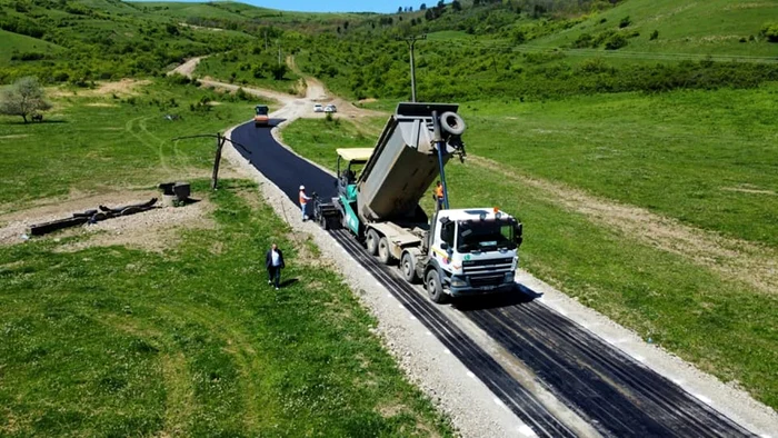 Primul asfalt a fost turnat în apropierea localităţii Ocnişoara