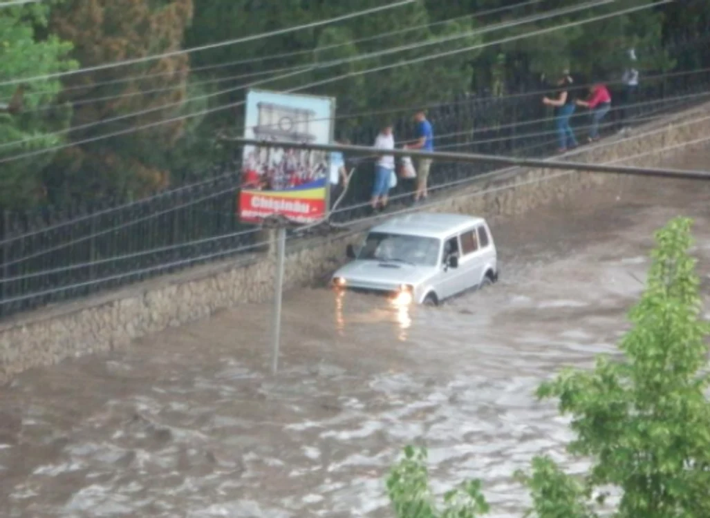 
    Apa atinge și un metru jumătate pe marile artere din Chișinău  
