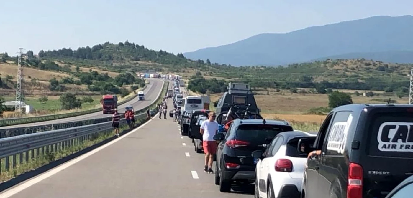 Anul trecut, sute  de români au făcut cozi la Vama Kulata-Promachonas, la intrarea în Grecia FOTO Facebook