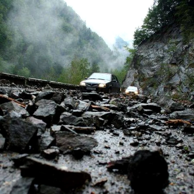 
    Precipitațiile din ultimele zile au provocat prăbușiri de pe versanți  