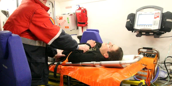 Medicii au reuşit să-l salveze după zeci de minute de resuscitare