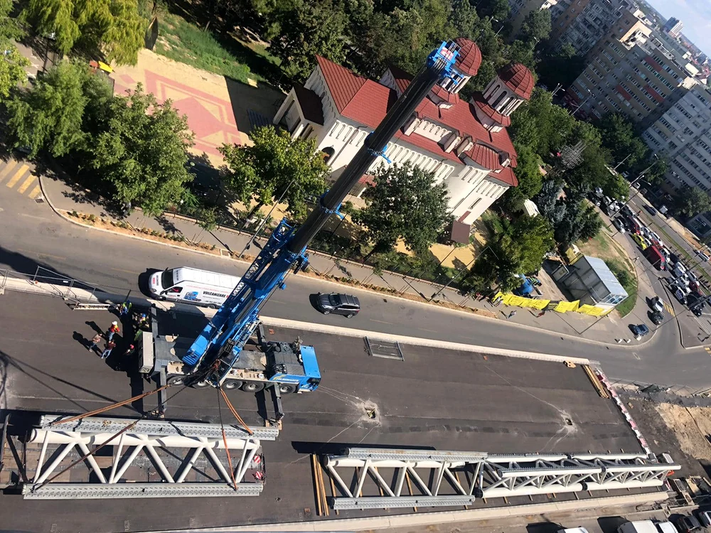 Grinzile de fier sunt asamblate la fața locului