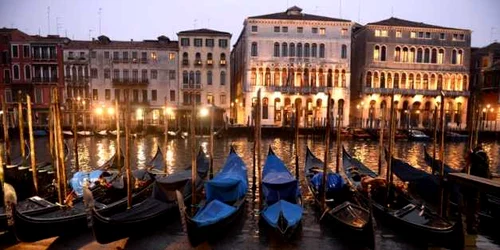 Canalele din Veneţia au secat - gondole FOTO AFP 