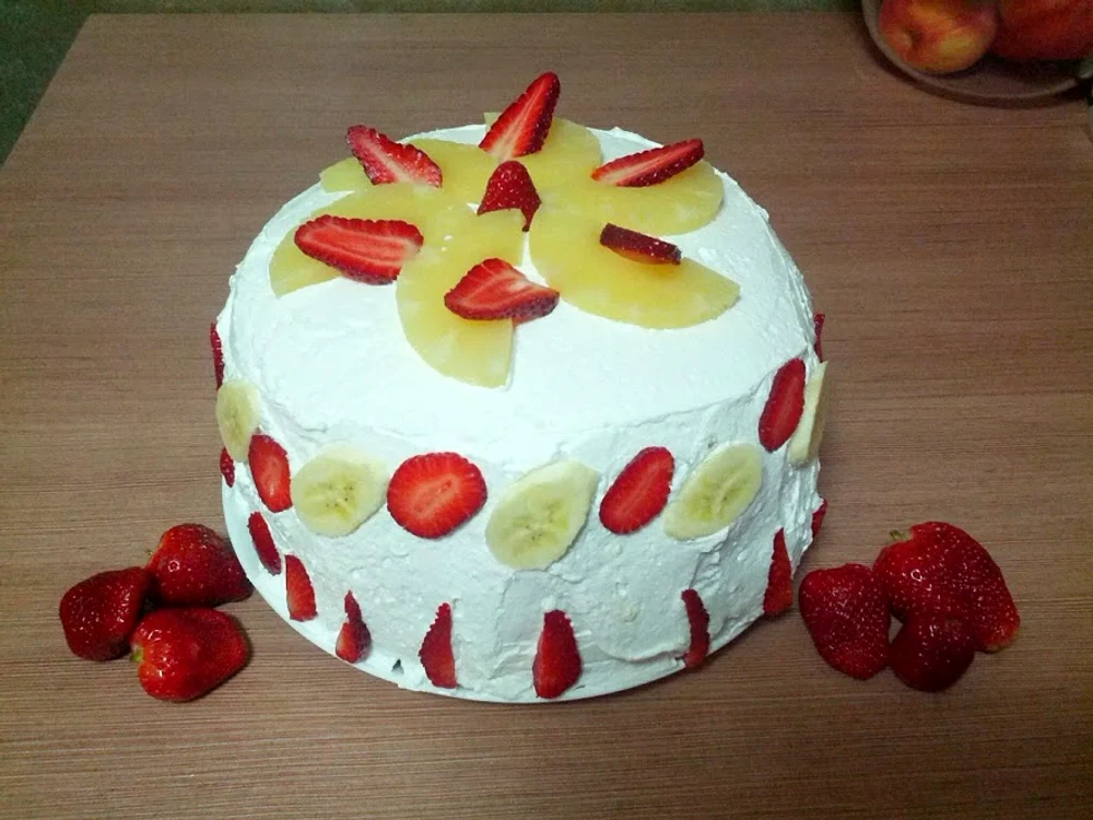 
    Tort cu cremă de iaurt cu fructe  