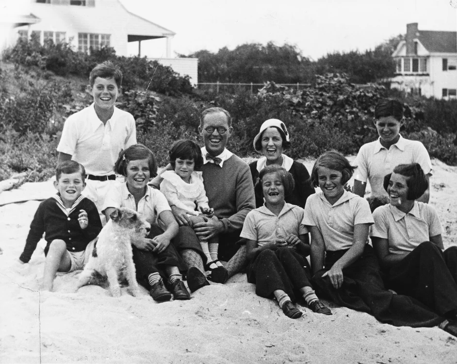 Familia Joseph și Rose Kennedy și opt dintre cei 9 copii