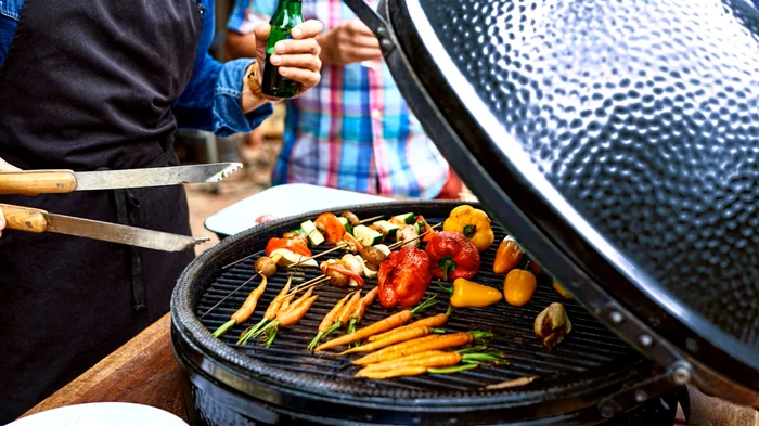 Grill outdoor sau grătar de exterior sub formă de ou Kamado Sursă Modern Gardens jpg