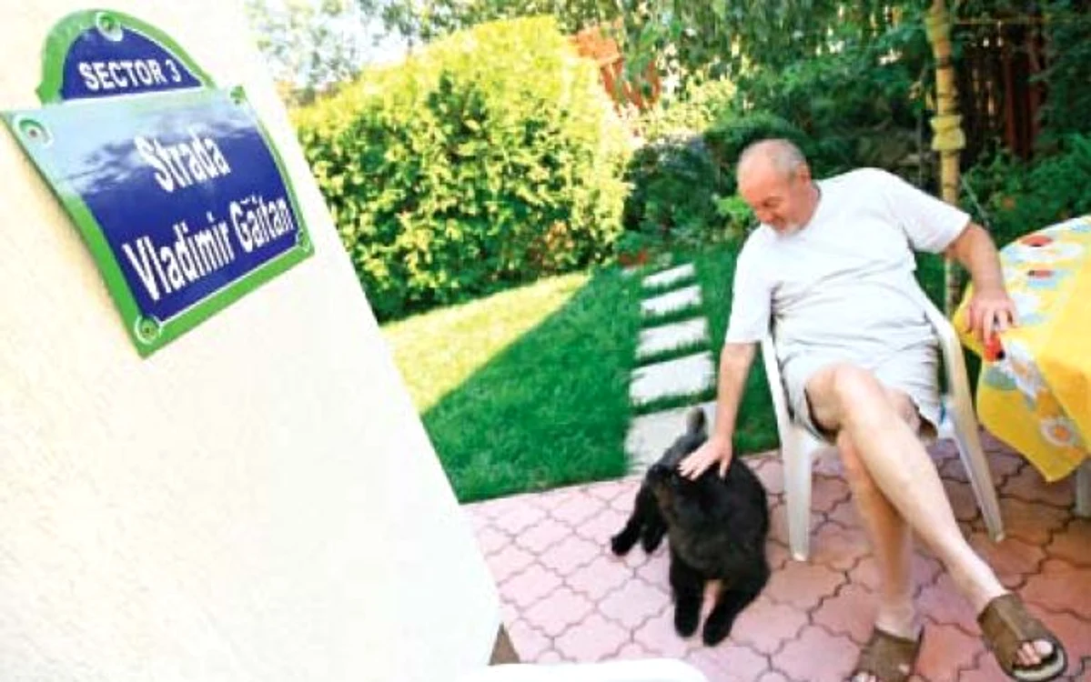 Vladimir Găitan, la el în grădină, împreună cu unul dintre câinii familiei