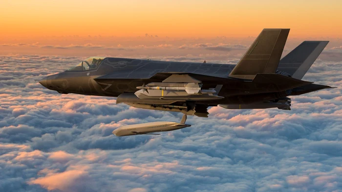 Avion F-35 în timp ce lansează racheta de croazieră AGM-158 Jassm FOTO PROFIMEDIA
