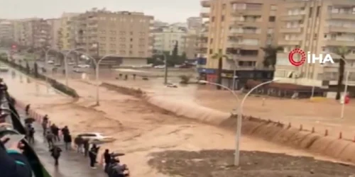 Cel puţin cinci morţi şi 10 dispăruţi în urma unor viituri în sud estul Turciei Foto Captură video YouTube jpg