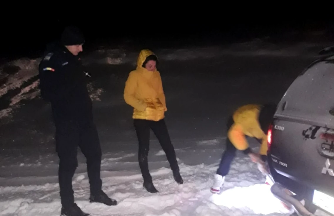 Blocaţi pe Transalpina unde s-au aventurat deşi drumul era închis Foto Adevărul