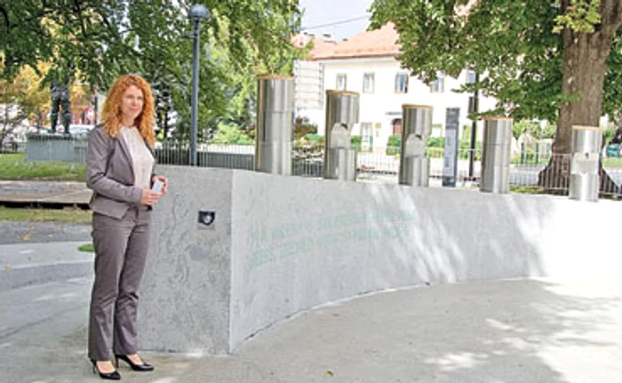 
    Fântâna arată ca o platformă de beton cu suprafaţa de 60 de metri pătraţi din care ies dispozitivele automate prin care curge bere  