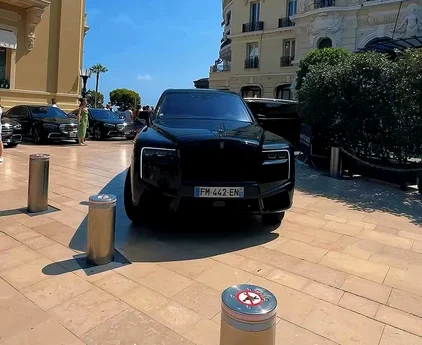 Un Rolls-Royce a fost avariat după ce a lovit un stâlp metalic, iar uleiul s-a scurs FOTO: captură 