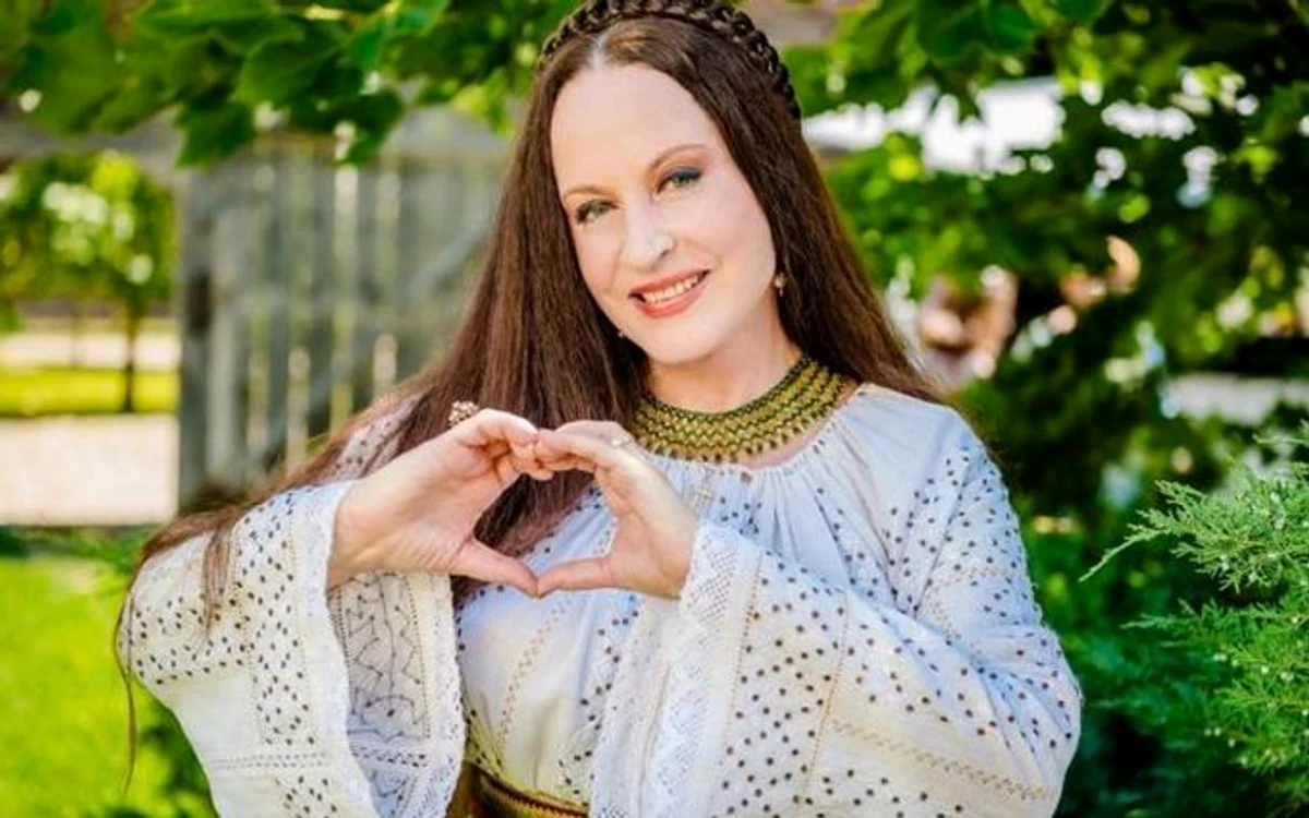 Fosta soţie a lui Ioan Gyuri Pascu, Daniela Marin (stânga, păr lung negru), alături de sora artistului  