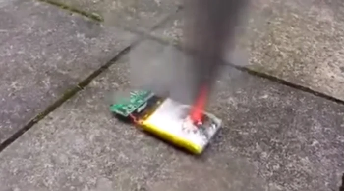 
    Acumulatorul pur și simplu ia foc când este străpuns cu un cuțitFoto: Captură YouTube  