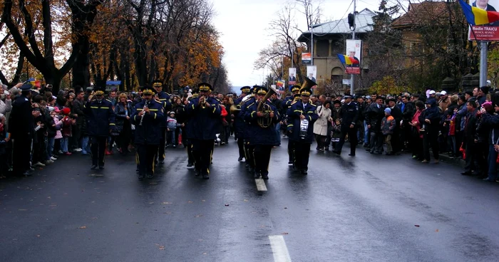 După parada militară severinenii sunt invitaţi la un spectacol de muzică populară FOTO Corina Macavei