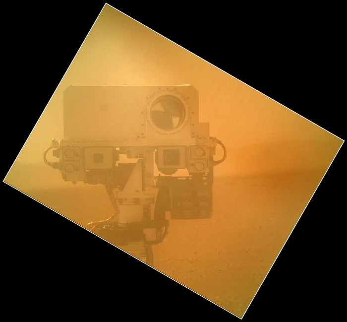 Rover-ul Curiosity se fotografiază pe Marte