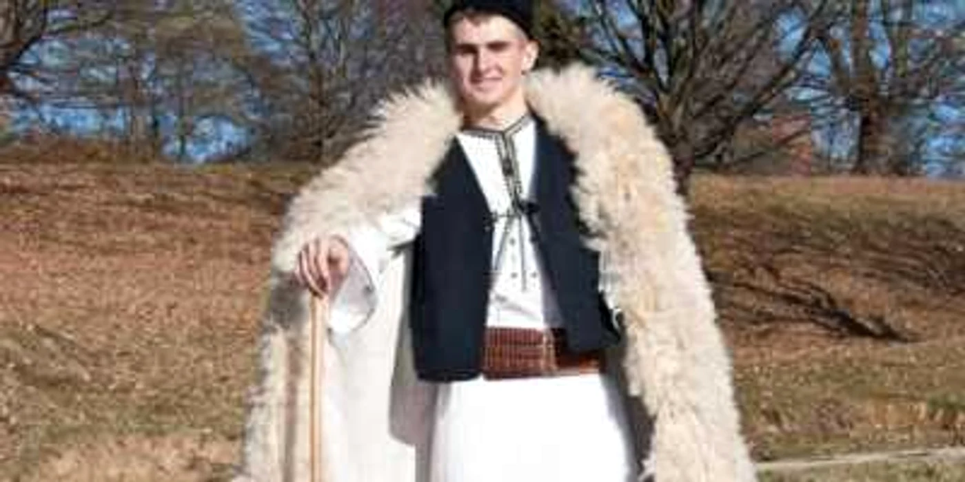 Bogdan Cioranu nu s-ar despărţi niciodată de costumul său popular