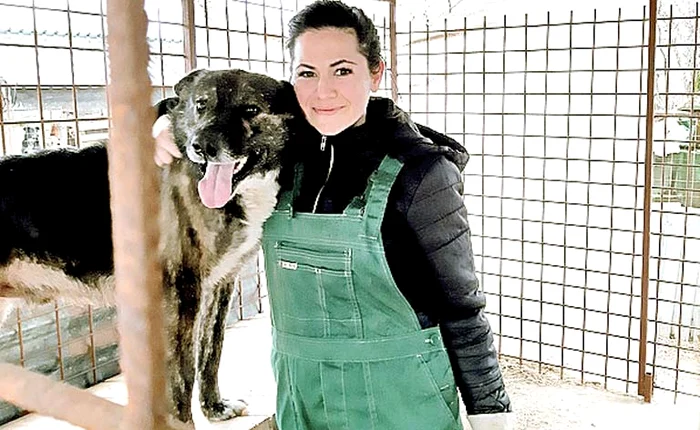 
    Jerika Loren, alături  de unul dintre  animăluţele pe  care le răsfaţă  