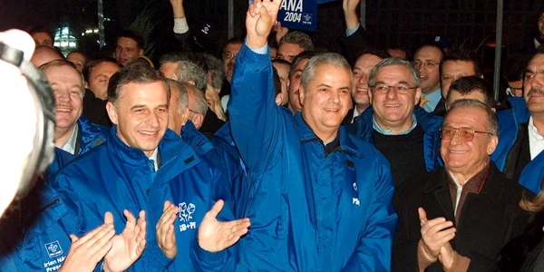 PSD a pierdut, în 2004, alegerile în faţa lui Traian Băsescu şi a intrat în opoziţie.