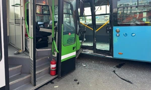 accident intre tramvai si autobuz foto brigada rutiera png