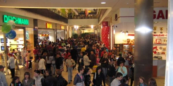 Mii de arădeni sunt aşteptaţi la mall