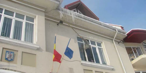 Ţurţurii au început să fie îndepărtaţi de un angajat al Primăriei
