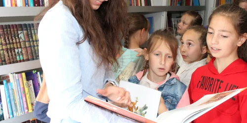 lectura in bibliobuz FOTO Biblioteca Liviu Rebreanu BN jpeg