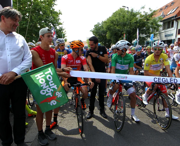 Ucraineanul Andrii Bratashchuk s-a impus în etapa a 3-a de 206 kilometri chiar sub privirile legendarului Alberto Contador. La Cegled, fostul multiplu campion din Turul Italiei, Spaniei și Franței a dat startul competiției alături de primarul localitățiiFoto: Click!