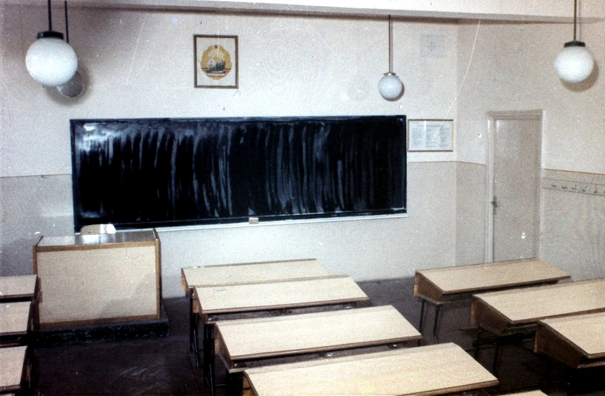 O imagine din seria de diapozitive `Școala noastră` editată de Ministerul Educației și Învățământului și Animafilm - București în 1974