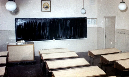 O imagine din seria de diapozitive `Școala noastră` editată de Ministerul Educației și Învățământului și Animafilm - București în 1974