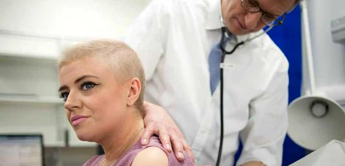 Kelly Potter, o britanică de 35 de ani, împreună cu dr. James Spicer, la Centrul de Cercetări Biomedicale St. Thomas din Londra Foto:The Independent