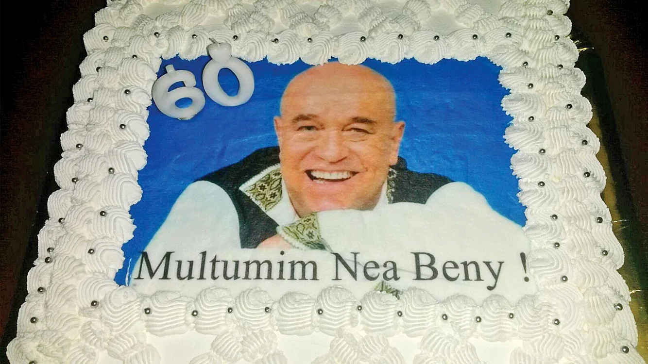 Prietenii i-au dăruit  un tort cu poza lui