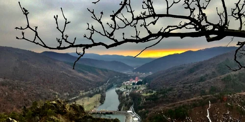 Panorama stațiunii Călimănești Căciulata privită din Parcul Național Cozia Foto Centrul de promovare turistică Vâlcea jpg