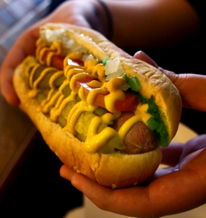 
    Hoţul a început să mănânce hotdogul imediat ce a pus mâna pe el  