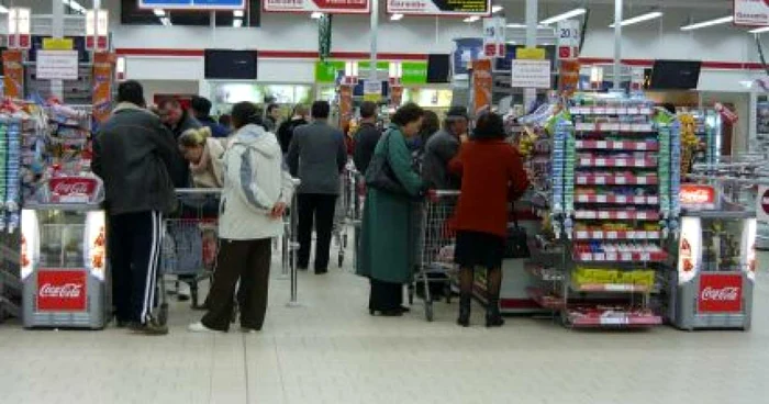 Suceveanca a plătit pentru o parte din cumpărărturi la casă