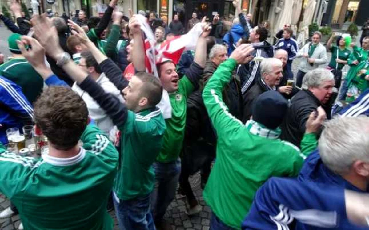 Suporterii nord-irlandezi au petrecut în Centrul Vechi