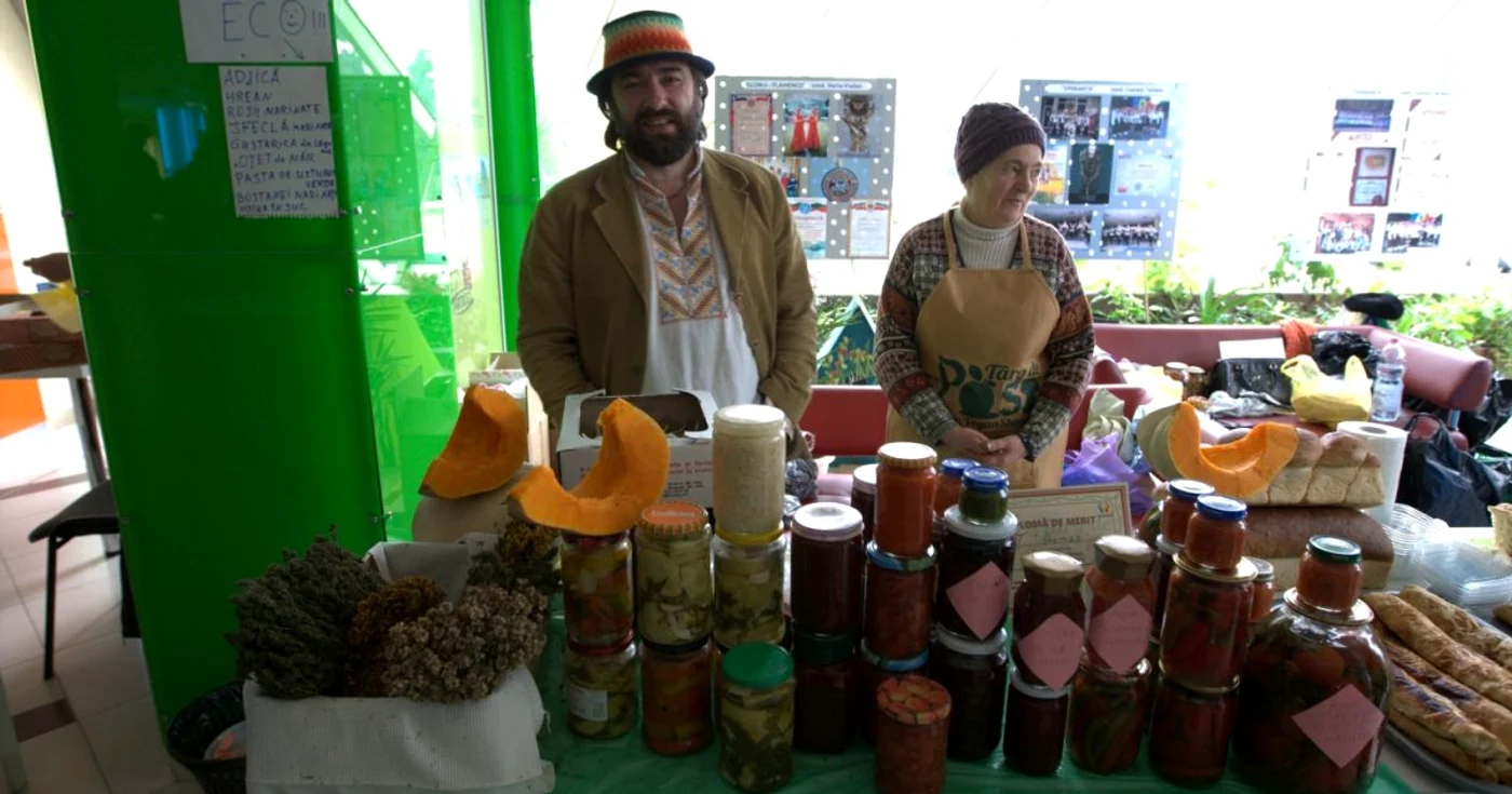 Agricultorul Nicolai Cojocaru îşi prezintă produsele naturale FOTO Alexandru Tarlev