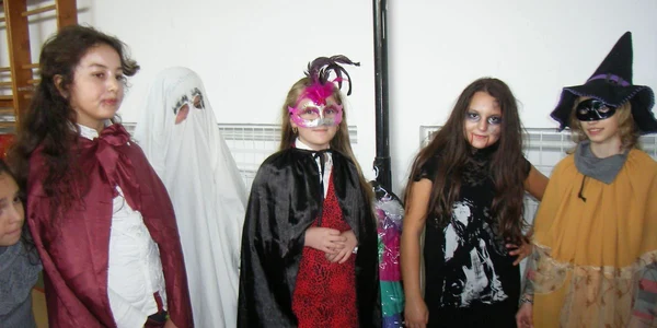 Elevii s-au costumat pentru Halloween 