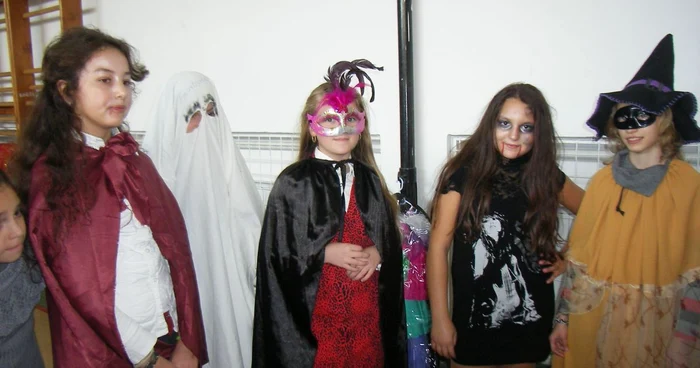 Elevii s-au costumat pentru Halloween