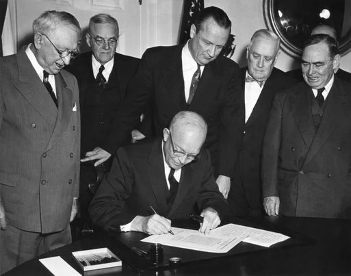 Preşedintele Eisenhower semnase în 1955 legea care autoriza folosirea forţelor armate pentru protejarea Taiwanului